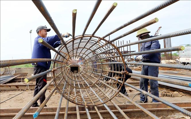 Để hoàn thành tiến độ nhà thầu đã huy động khoảng 500 công nhân thi công liên tục 