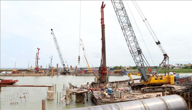 Đơn vị đang triển khai thi công cọc khoan nhồi trên lòng sông Trà Lý. Ảnh: Mạnh Khánh - TTXVN