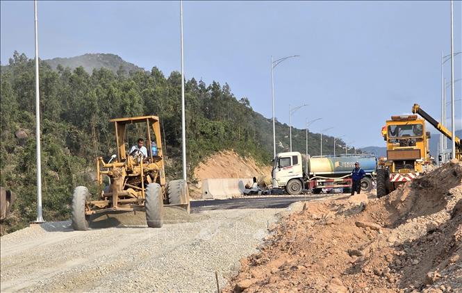 Dự án thành phần đoạn Chí Thạnh - Vân Phong còn một số hạng mục công trình chưa hoàn thành. Ảnh: Tường Quân - TTXVN
