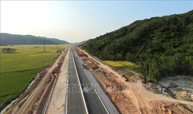 Dự án thành phần đoạn Chí Thạnh - Vân Phong thuộc Dự án công trình đường bộ cao tốc Bắc - Nam phía Đông tỉnh Đắk Lắk được nghiệm thu một đoạn dài 24 km. Ảnh: Tường Quân - TTXVN