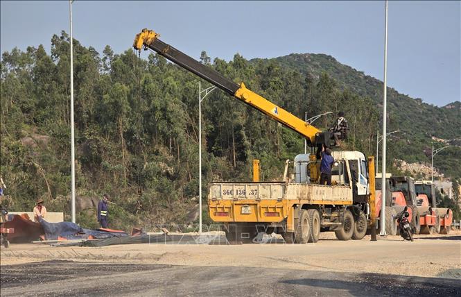 Đơn vị thi công Dự án thành phần đoạn Chí Thạnh - Vân Phong tiếp tục hoàn thiện một số hạng mục công trình. Ảnh: Tường Quân - TTXVN