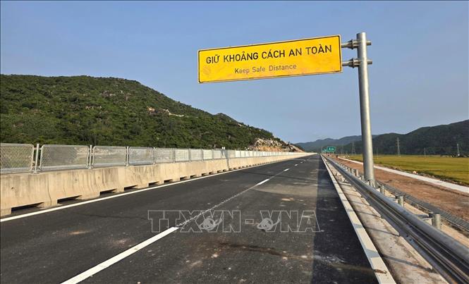 Mặt đường Dự án thành phần đoạn Chí Thạnh - Vân Phong đảm bảo thông xe tối 30/4. Ảnh: Tường Quân - TTXVN