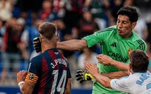 Thủ môn của Real Zaragoza nhận án phạt nặng chưa từng thấy vì đấm vào mặt đối thủ