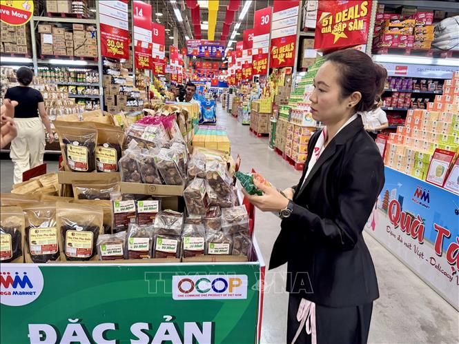 Sự đồng hành của nhiều hệ thống bán lẻ tại TP. Hồ Chí Minh giúp sản phẩm OCOP dễ tiếp cận thị trường tiêu dùng. Ảnh: Hương Giang - TTXVN