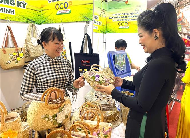 Sản phẩm túi thủ công thu hút người dân tại một phiên chợ sản phẩm OCOP trên địa bàn TP. Hồ Chí Minh. Ảnh: Hương Giang - TTXVN 