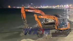 Toàn cảnh cuộc trục vớt thành công chiếc xe tăng bị chôn vùi ở bãi biển Quy Nhơn
