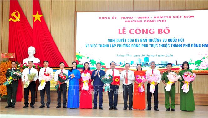 Đại diện lãnh đạo tỉnh Đồng Nai trao Nghị quyết và bức tranh lưu niệm chúc mừng tập thể Ban Thường vụ Đảng ủy phường Đồng Phú. Ảnh: Đậu Tất Thành – TTXVN