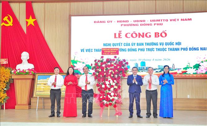 Đảng bộ, Chính quyền và Nhân dân phường Đồng Phú đón nhận bức tranh và lẵng hoa chúc mừng của Thành uỷ, HĐND, UBND, Uỷ ban MTTQ Việt Nam thành phố Đồng Nai. Ảnh: Đậu Tất Thành – TTXVN