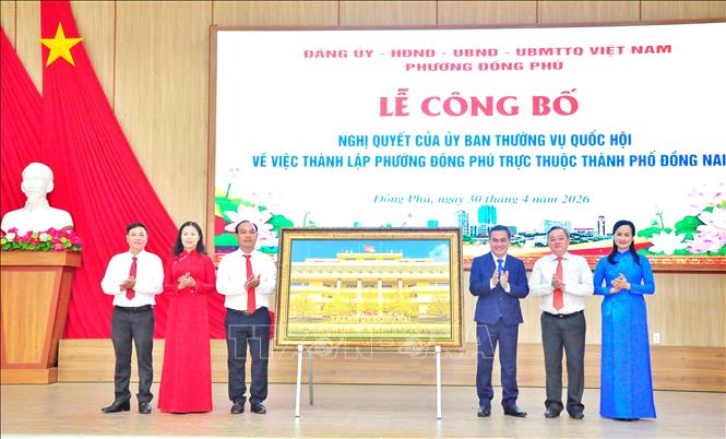 Đại diện lãnh đạo tỉnh Đồng Nai trao Nghị quyết và bức tranh lưu niệm chúc mừng tập thể Ban Thường vụ Đảng ủy phường Đồng Phú. Ảnh: Đậu Tất Thành – TTXVN