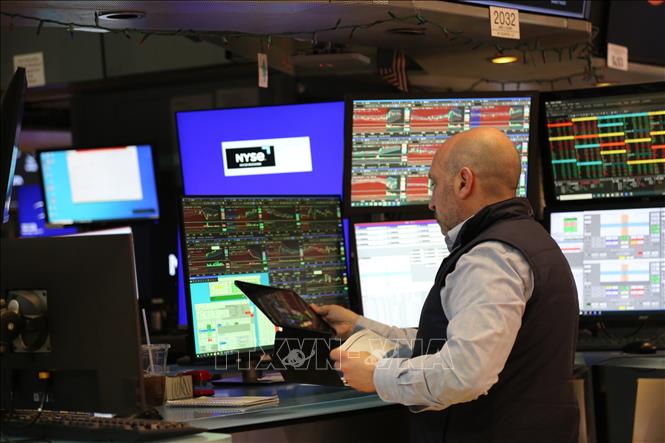 Giao dịch viên trên sàn chứng khoán New York, Mỹ ngày 27/4/2026. Ảnh: THX/TTXVN