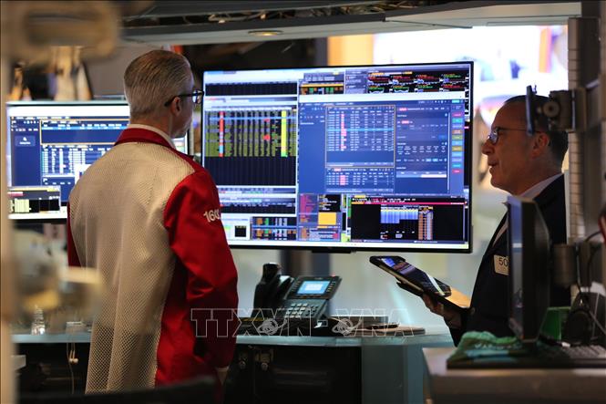 Giao dịch viên trên sàn chứng khoán New York, Mỹ ngày 27/4/2026. Ảnh: THX/TTXVN