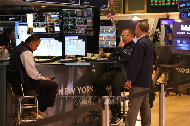 Giao dịch viên trên sàn chứng khoán New York, Mỹ ngày 27/4/2026. Ảnh: THX/TTXVN