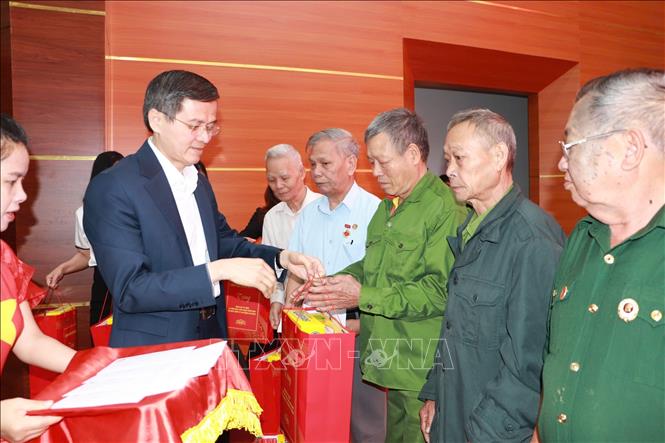 Đồng chí Đoàn Minh Huấn, Ủy viên Bộ Chính trị, Giám đốc Học viện Chính trị quốc gia Hồ Chí Minh tặng quà các gia đình chính sách tại phường Đoàn Kết, tỉnh Lai Châu. Ảnh: Việt Dũng - TTXVN