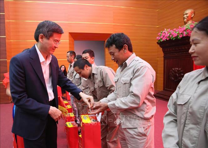 Đồng chí Đoàn Minh Huấn tặng quà người lao động có hoàn cảnh khó khăn của tỉnh Lai Châu. Ảnh: Việt Dũng - TTXVN
