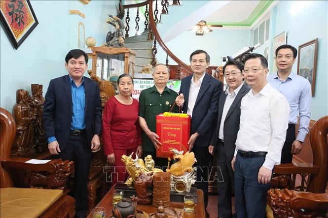 Đồng chí Đoàn Minh Huấn thăm, tặng quà gia đình chính sách tại tỉnh Lai Châu. Ảnh: Việt Dũng - TTXVN