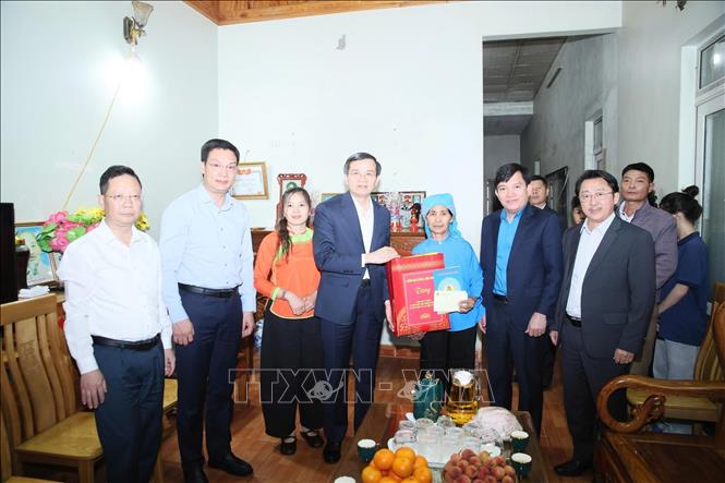 Đồng chí Đoàn Minh Huấn thăm, tặng quà bà Hù Thị Sắng (Tổ dân phố Bản Màng, phường Đoàn Kết), là mẹ liệt sĩ Nùng Văn Dính. Ảnh: Việt Dũng - TTXVN