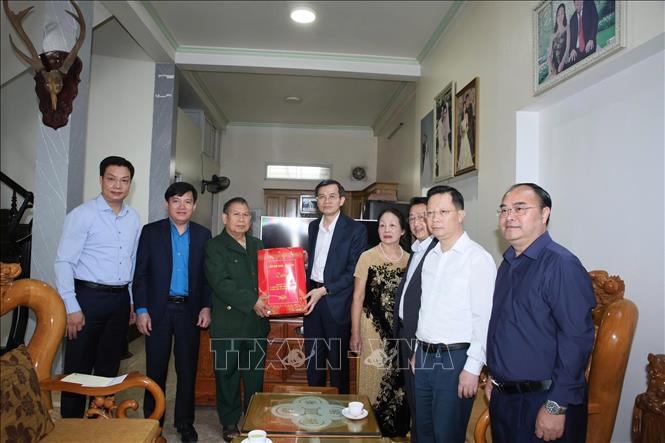 Đồng chí Đoàn Minh Huấn thăm, tặng quà gia đình chính sách tại phường Tân Phong, tỉnh Lai Châu. Ảnh: Việt Dũng - TTXVN