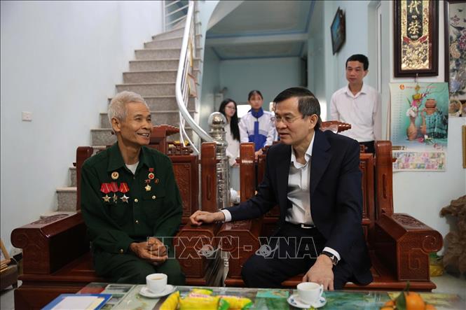 Đồng chí Đoàn Minh Huấn thăm, tặng quà gia đình chính sách tại phường Tân Phong, tỉnh Lai Châu. Ảnh: Việt Dũng - TTXVN