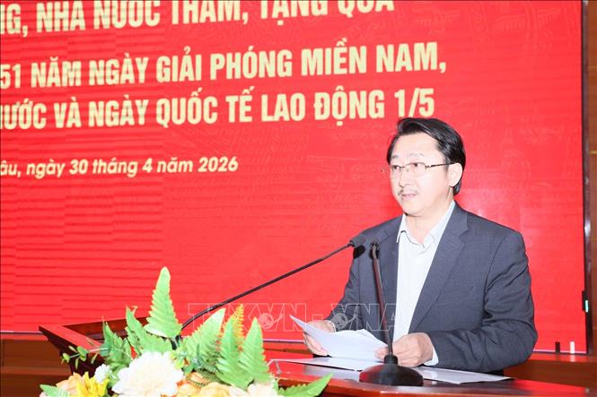 Phó Bí thư Tỉnh ủy, Trưởng Đoàn đại biểu Quốc hội tỉnh Lai Châu Sùng A Hồ phát biểu cảm ơn sự quan tâm của lãnh đạo Đảng, Nhà nước dành cho tỉnh. Ảnh: Việt Dũng - TTXVN