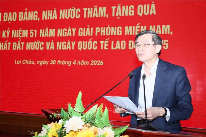 Đồng chí Đoàn Minh Huấn phát biểu tại buổi trao tặng quà các gia đình chính sách, đoàn viên, người lao động có hoàn cảnh khó khăn của tỉnh Lai Châu. Ảnh: Việt Dũng - TTXVN