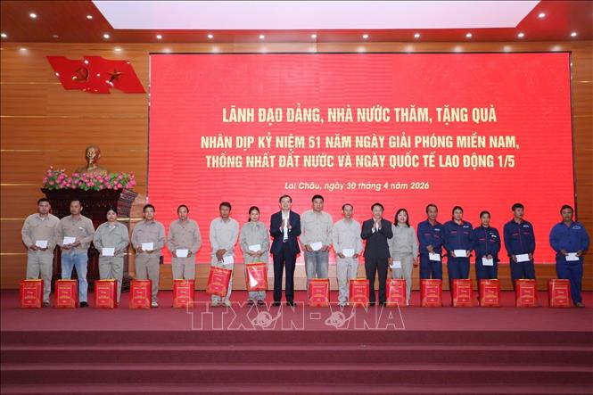 Đồng chí Đoàn Minh Huấn, Ủy viên Bộ Chính trị, Giám đốc Học viện Chính trị quốc gia Hồ Chí Minh tặng quà đoàn viên, người lao động có hoàn cảnh khó khăn tại tỉnh Lai Châu. Ảnh: Việt Dũng - TTXVN