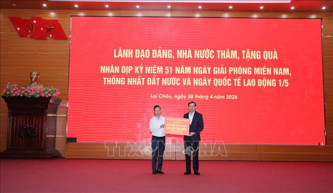 Đồng chí Đoàn Minh Huấn trao quà trị giá 500 triệu đồng của Học viện Chính trị quốc gia Hồ Chí Minh cho tỉnh Lai Châu để thực hiện công tác an sinh xã hội. Ảnh: Việt Dũng - TTXVN