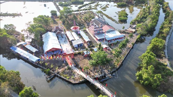 Di tích lịch sử Trận Giồng Bốm, toạ lạc tại xã Phong Thạnh, gắn liền với khuôn viên của Thánh thất Ngọc Minh (thường được gọi là Thất Giồng Bốm). Ảnh: Huỳnh Anh - TTXVN