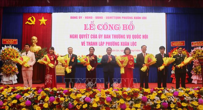 Trao Quyết định của Ủy ban Thường vụ Quốc hội về thành lập phường Xuân Lộc. Ảnh: Lê Xuân - TTXVN