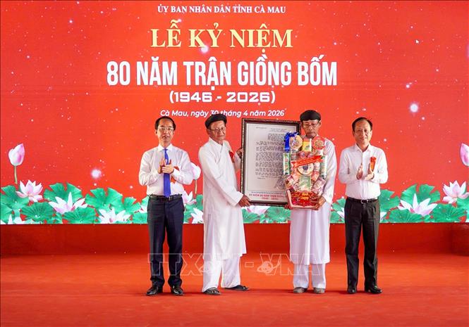 Lãnh đạo tỉnh Cà Mau trao quà và thư lưu niệm cho Hội Thánh Cao Đài Minh Chơn Đạo và Ban Quản lý Di tích Giồng Bốm. Ảnh: Huỳnh Anh - TTXVN