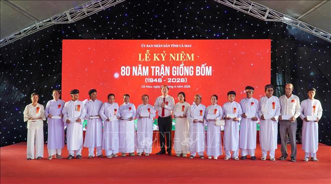 Bí thư Tỉnh ủy Cà Mau Nguyễn Hồ Hải trao quà tri ân thân nhân các gia đình liệt sĩ hy sinh trong Trận Giồng Bốm. Ảnh: Huỳnh Anh - TTXVN