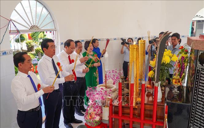 Các đại biểu dâng hương, tưởng nhớ các Anh hùng liệt sĩ đã hy sinh trong Trận Giồng Bốm. Ảnh: Huỳnh Anh - TTXVN