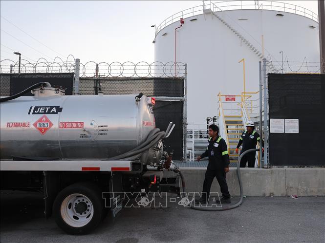 Tại trạm bán xăng ở Los Angeles, California, Mỹ ngày 24/4/2026. Ảnh: THX/TTXVN