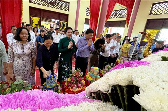 Lãnh đạo UBND tỉnh Đồng Tháp dâng lễ vật lên bà chúa Xứ Gò Tháp. Ảnh: Hồng Nhung - TTXVN
