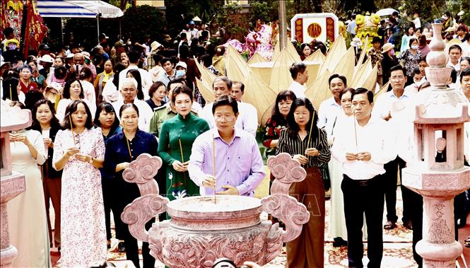 Ông Huỳnh Minh Tuấn, Phó Chủ tịch UBND tỉnh Đồng Tháp dâng hương bà chúa Xứ Gò Tháp. Ảnh: Hồng Nhung - TTXVN