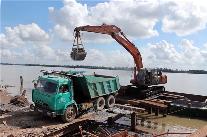 Thi công xuyên lễ trên công trường cao tốc Cà Mau - Đất Mũi. Ảnh: Trung Hiếu - TTXVN