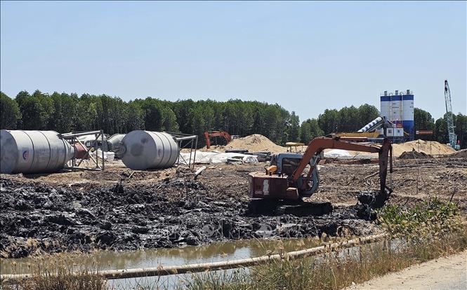 Thi công xuyên lễ trên công trường trọng điểm tại Cà Mau. Ảnh: Trung Hiếu - TTXVN