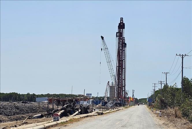 Thi công xuyên lễ trên công trường đường dẫn ra đảo Hòn Khoai Cà, Cà Mau. Ảnh: Trung Hiếu - TTXVN