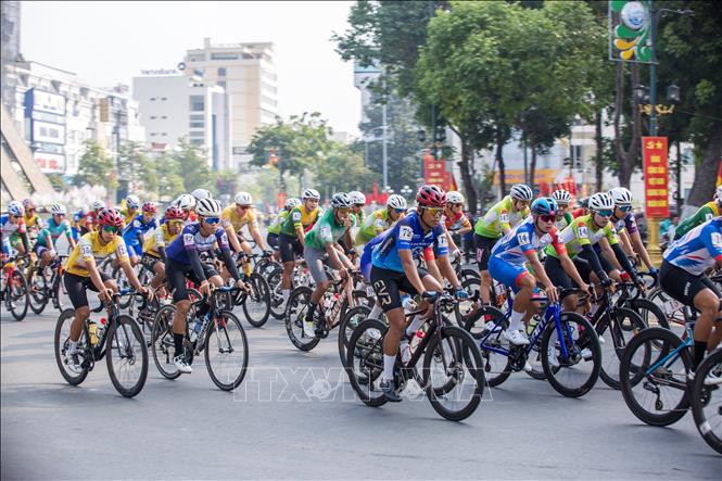 Các vận động viên thi đấu quyết liệt trên chặng đua xe đạp “Non sông liền một dải”. Ảnh: Giang Phương - TTXVN 