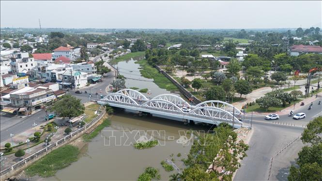 Cầu Quan, biểu tượng trung tâm phường Tân Ninh, tỉnh Tây Ninh rực rỡ cờ hoa. Ảnh: Giang Phương - TTXVN