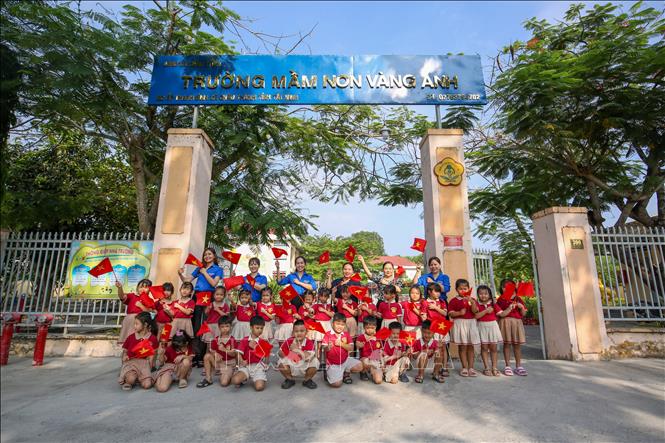 Trường Mầm non Vàng Anh (xã Châu Thành) giáo dục học sinh về tình yêu quê hương, đất nước thông qua các hoạt động tạo hình ý nghĩa nhân dịp kỷ niệm ngày 30/4 lịch sử. Ảnh: Giang Phương - TTXVN