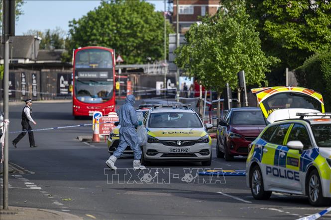 Cảnh sát điều tra tại hiện trường vụ tấn công bằng dao nhằm vào cộng đồng Do Thái ở Golders Green, phía Bắc thủ đô London, Anh ngày 29/4/2026. Ảnh: THX/TTXVN