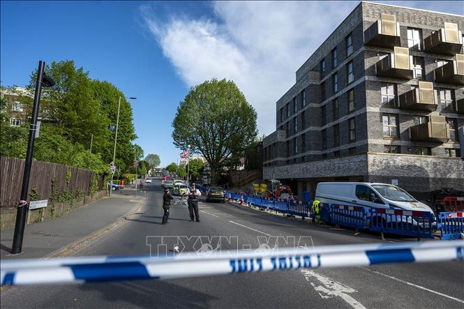 Cảnh sát phong toả hiện trường vụ tấn công bằng dao nhằm vào cộng đồng Do Thái ở Golders Green, phía Bắc thủ đô London, Anh ngày 29/4/2026. Ảnh: THX/TTXVN