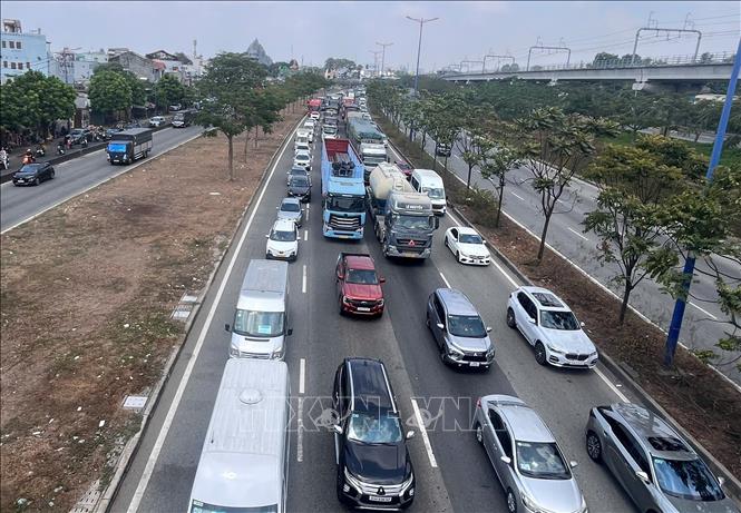 Các phương tiện nối đuôi nhau kéo dài trên Quốc lộ 1 đoạn qua phường Tăng Nhơn Phú, hướng từ Trạm 2 về ngã ba Tân Vạn, sáng 30/4. Ảnh: Hồng Đạt - TTXVN