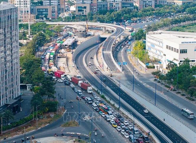 Nút giao An Phú, phường Bình Trưng, ùn ứ sáng 30/4. Ảnh: Hồng Đạt - TTXVN