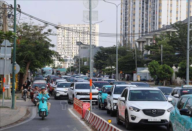 Các phương tiện đông đúc trên đường Võ Chí Công, phường Long Trường, sáng 30/4. Ảnh: Hồng Đạt - TTXVN