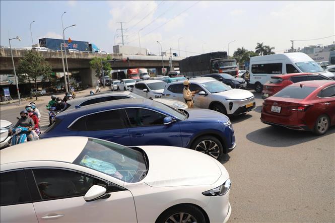 Các phương tiện ùn ứ trên đường Võ Chí Công, phường Long Trường, hướng vào Cảng Cát Lái, sáng 30/4. Ảnh: Hồng Đạt - TTXVN