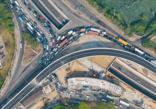 Nút giao An Phú, phường Bình Trưng, ùn ứ sáng 30/4. Ảnh: Hồng Đạt - TTXVN