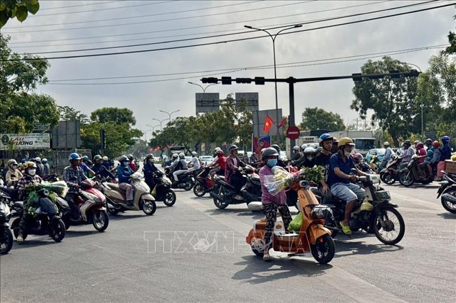 Đông đảo người dân về quê trên đường Nguyễn Văn Linh, đoạn qua phường Bình Hưng, hướng về miền Tây trong sáng 30/4. Ảnh: Thanh Vũ - TTXVN