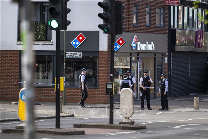 Cảnh sát điều tra tại hiện trường vụ tấn công bằng dao nhằm vào cộng đồng Do Thái ở Golders Green, phía Bắc thủ đô London, Anh ngày 29/4/2026. Ảnh: THX/TTXVN