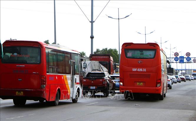 Các phương tiện nối đuôi nhau vào cao tốc TP. Hồ Chí Minh - Trung Lương, đoạn qua xã Tân Nhựt. Ảnh: Thanh Vũ - TTXVN